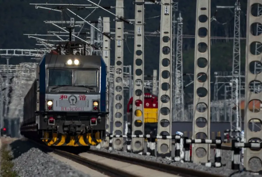 รถไฟสินค้าขบวนแรก “ทางรถไฟจีน-ลาว”  ถึงพรมแดนลาวแล้ว