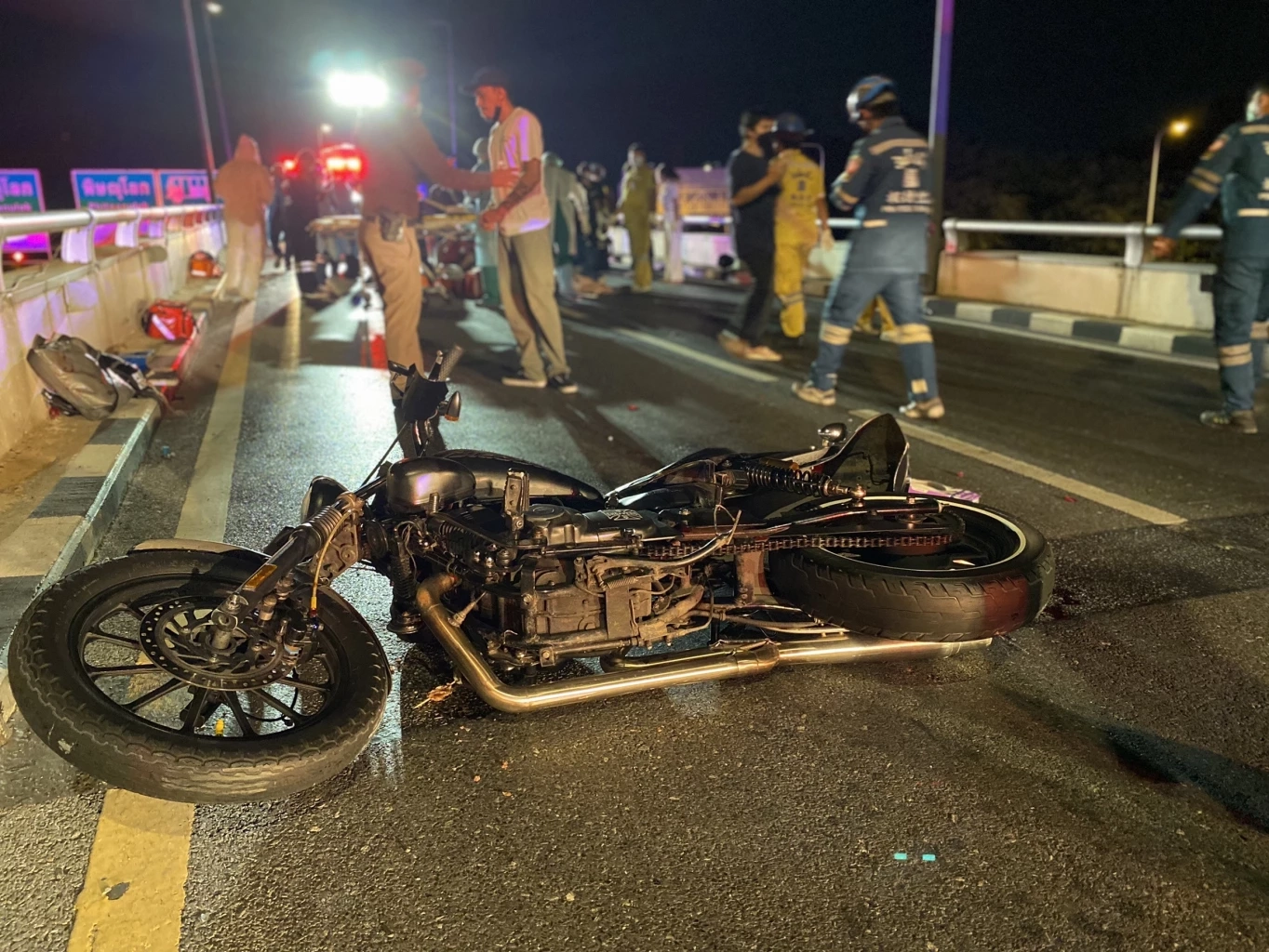 บิ๊กไบค์ เบิ้ลเครื่องท้าทาย แข่งกันจนเกิดอุบัติเหตุ คนซ้อนดับ