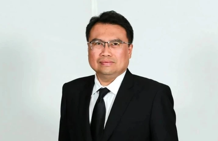 นายพรชัย ฐีระเวช