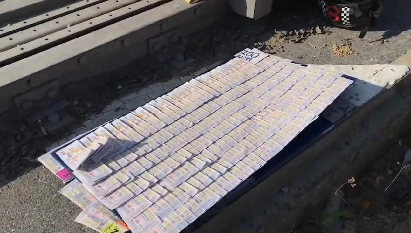 พ่อค้าลอตเตอรี่พิการซิ่งรถสามล้อคู่ใจชนแบริเออร์ดับ