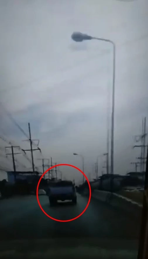 เพจดังประจาน "กระบะเกรียน" เบรกกะทันหัน "กู้ภัย" หวิดชนท้าย