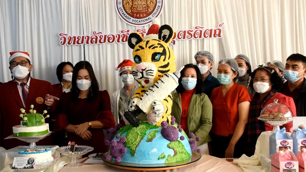 นักศึกษาอุตรดิตถ์ลุยผลิตเค้กสู้โควิด