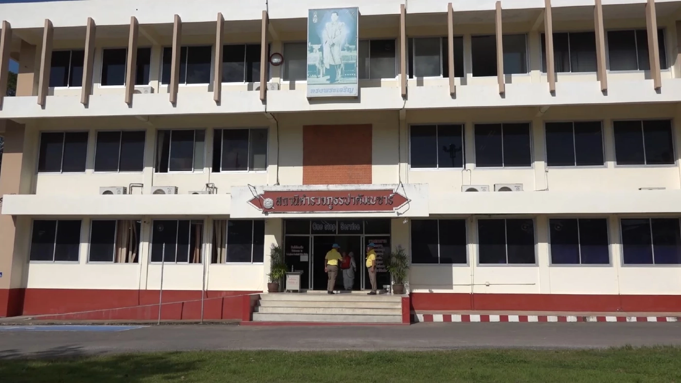 หนุ่มคลั่งบุกวัด ถีบพระพุทธรูปทำลายสิ่งของ