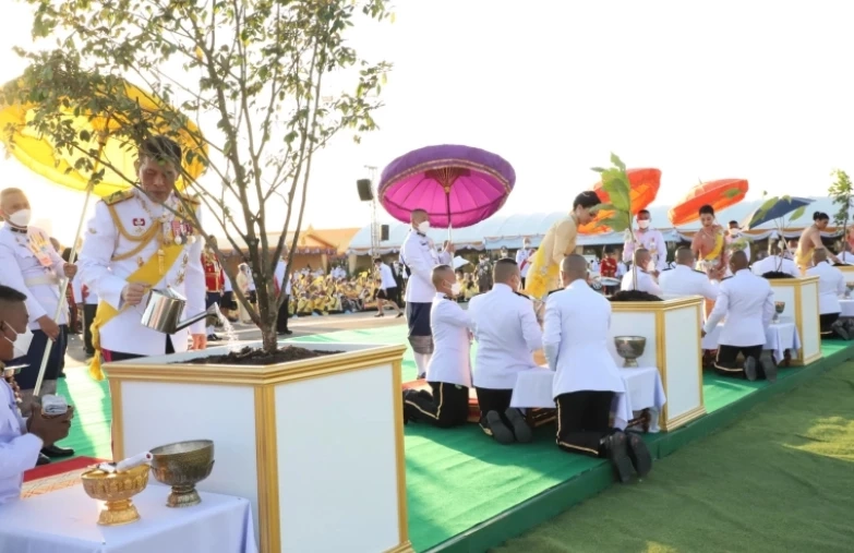 พระบาทสมเด็จพระเจ้าอยู่หัว เสด็จวางศิลาฤกษ์แท่นฐานพระบรมราชานุสาวรีย์ฯ