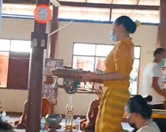 “เจ๊บัวบาน” แต่งขันธ์ 5 เข้าขอขมา "เจ้าอาวาส" จบดราม่าสาดน้ำแกง