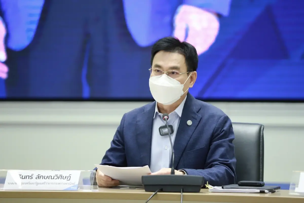 จุรินทร์ ลักษณวิศิษฏ์ หัวหน้าพรรคประชาธิปัตย์  รองนายกรัฐมนตรีและรัฐมนตรีว่าการกระทรวงพาณิชย์