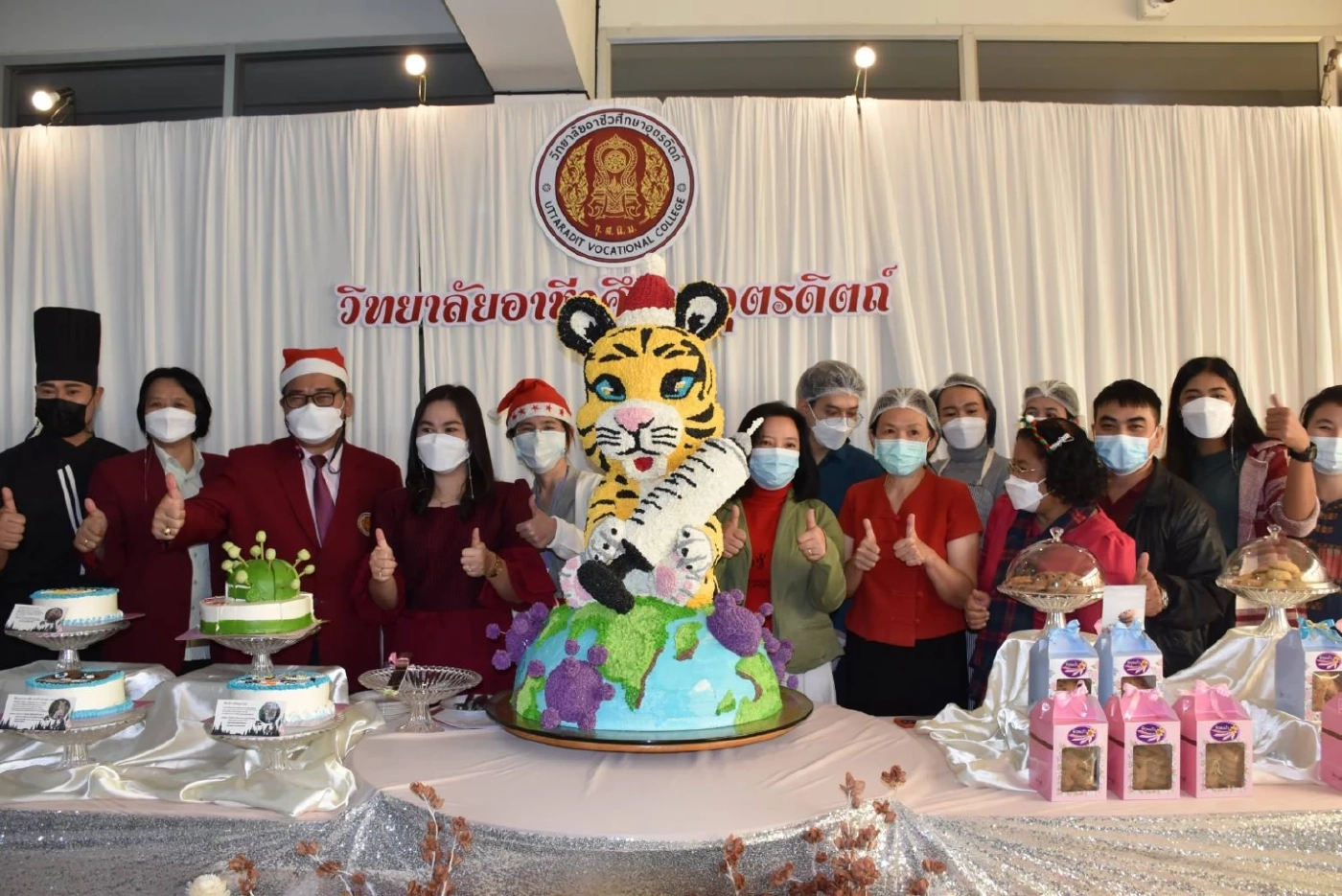 ฮือฮา ! นักศึกษาอุตรดิตถ์ ผุดไอเดียทำ “เค้กหน้าลุงตู่" ขายสู้โควิด