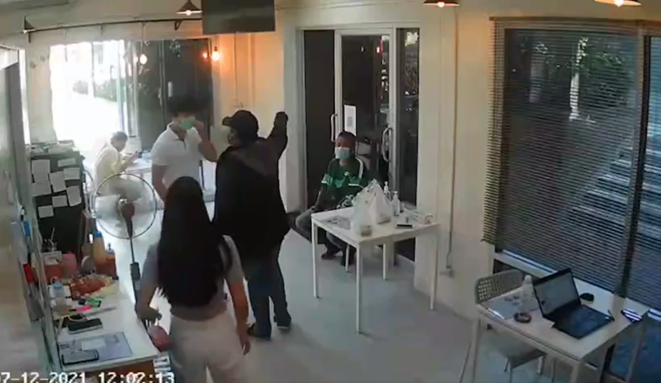 แจ้งจับ "ไรเดอร์หัวร้อน" ชักอาวุธมีดไล่ฟันเจ้าของร้าน