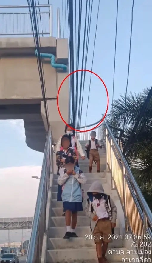 โผล่อีก! "สะพานลอยมหัศจรรย์" สายไฟฟ้าพาดกีดขวางทางขึ้นลง 