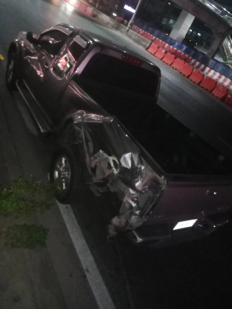 สลด! รถเก๋งซิ่งลงอุโมงค์เสียหลักชน "จยย.-กระบะ" ตาย 1 ราย