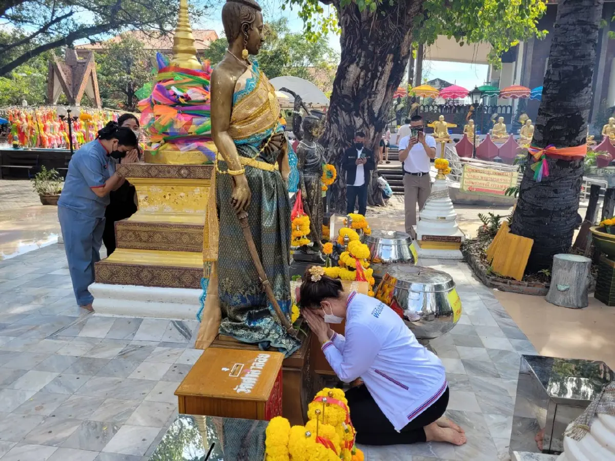 "สรัลรัศมิ์" เอาฤกษ์-เอาชัย ขอพร ย่าโม ให้ทำงานสำเร็จ ยึดย่าโมเป็นต้นแบบ