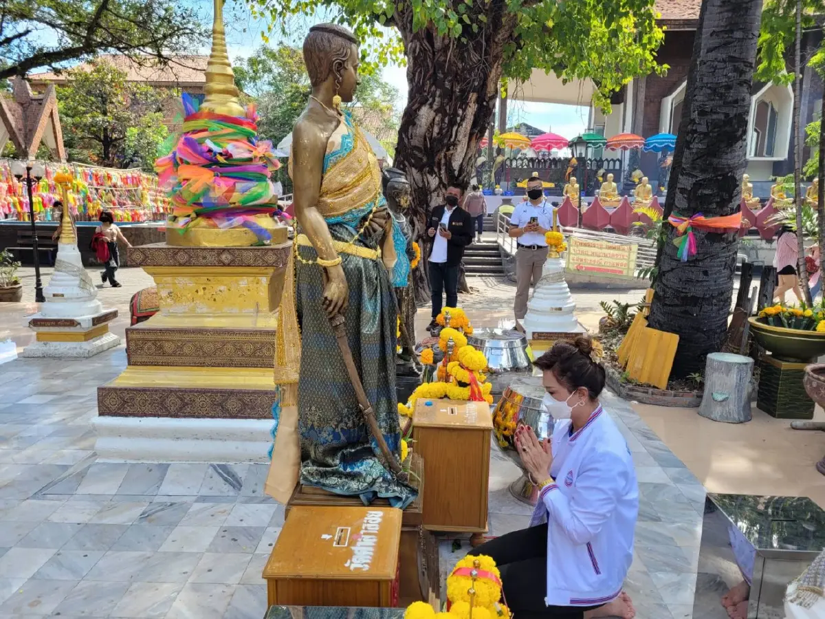 "สรัลรัศมิ์" เอาฤกษ์-เอาชัย ขอพร ย่าโม ให้ทำงานสำเร็จ ยึดย่าโมเป็นต้นแบบ