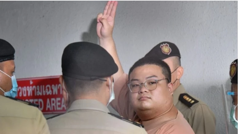 นายพริษฐ์ ชิวารักษ์ หรือ "เพนกวิน"