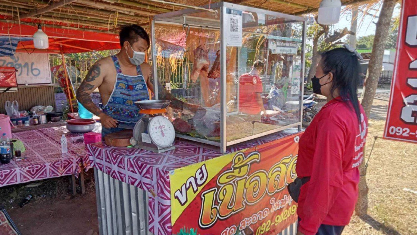 โดนจนได้ พ่อค้าขายเนื้อวัวแก้ผ้าใส่ผ้ากันเปื้อนถูกปรับ 500 ฐานอนาจาร