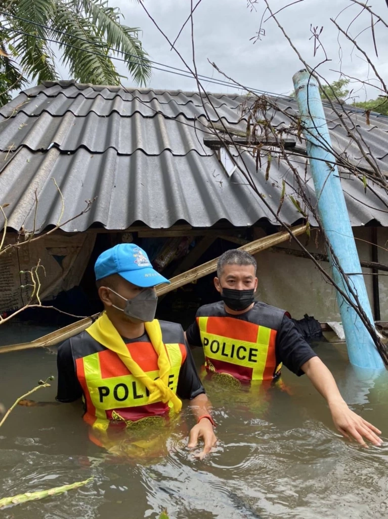ตร.สั่ง "ภูธร 8 , 9 , ตชด.ภาค 4" เร่งบรรเทาทุกข์ น้ำท่วม