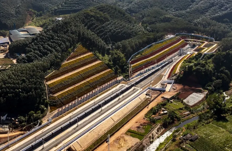 รถไฟสินค้าขบวนแรก “ทางรถไฟจีน-ลาว”  ถึงพรมแดนลาวแล้ว