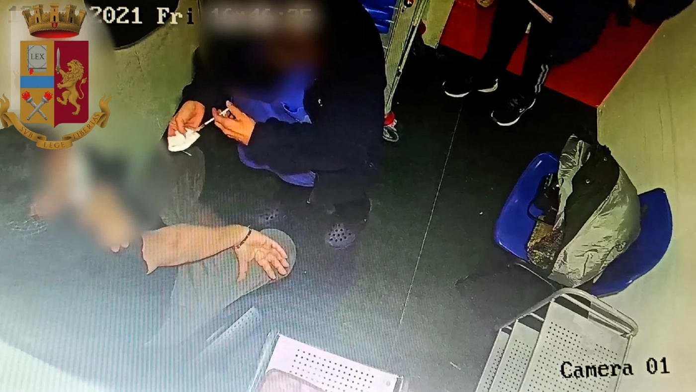 จับสมาชิกกลุ่มต่อต้านวัคซีนอิตาลี  เทวัคซีนทิ้ง ฉีดเข็มเปล่า