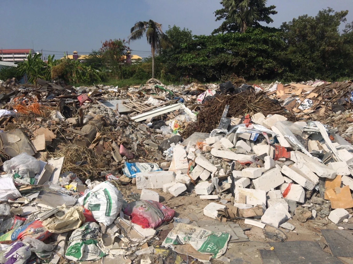 ตำรวจปทส. รวบผู้รับเหมาหัวใส กิน 2 เด้ง ค่าถมดินและทิ้งขยะ โครงการบ้านจัดสรร