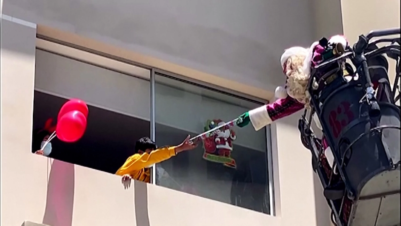 ซานตาคลอสไปแจกของขวัญให้เด็กติดโควิดที่เปรู ( คลิป )