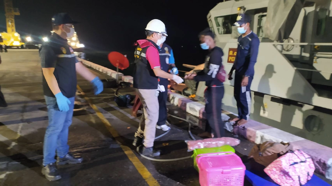 6 ชาวประมงเมียนมาเฉียดตาย เรือล่มในทะเลไทย โชคดี ศรชล. ช่วยชีวิตไว้ได้