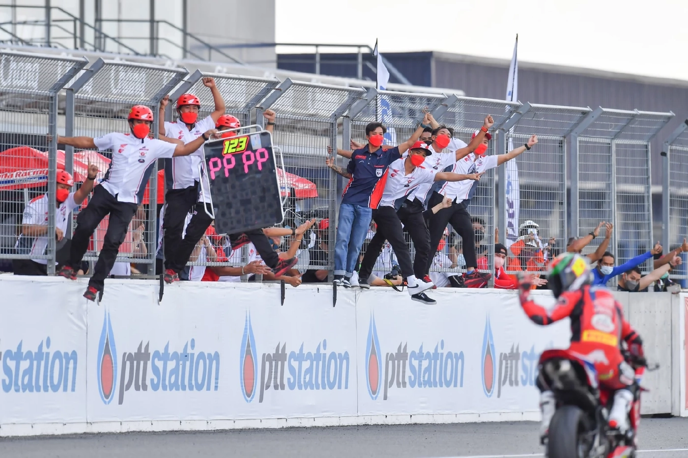 "ติ๊งโน๊ต-โฟลท" เถลิงแชมป์ประจำปี "โออาร์ บีอาร์ไอซี ซูเปอร์ไบค์"