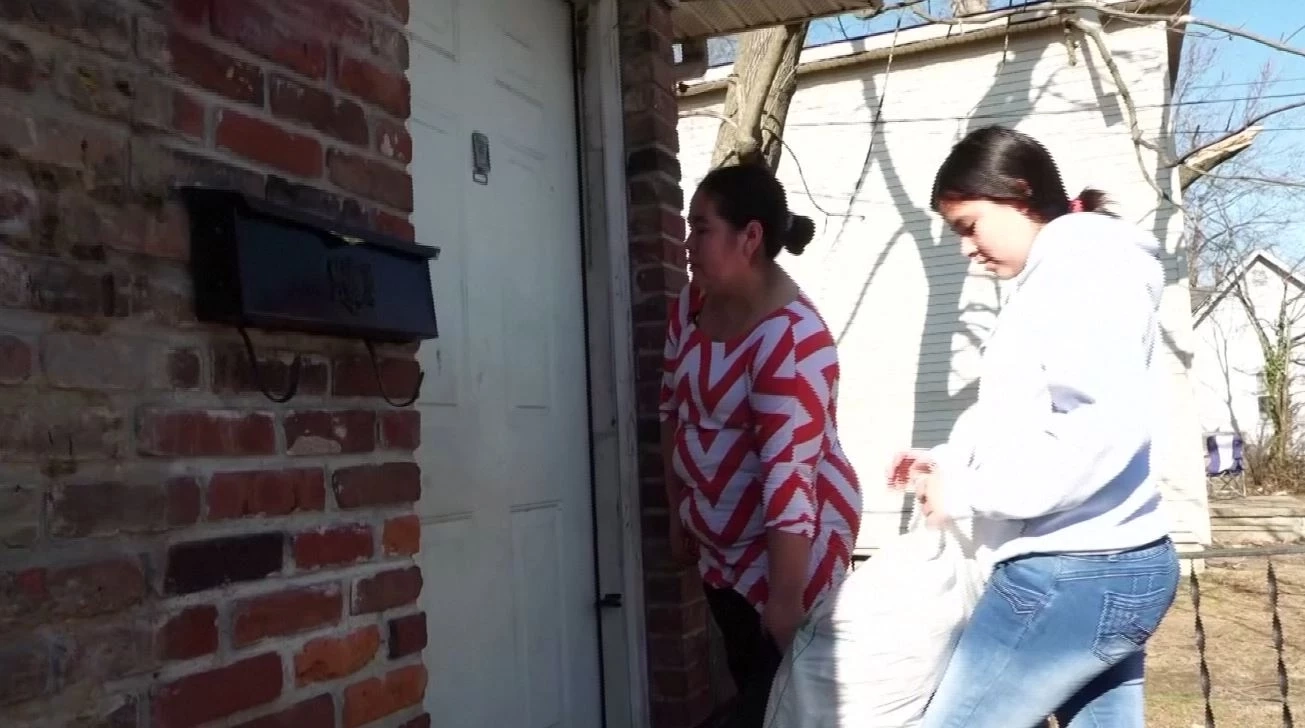 สาวเคนทักกีใจดี รับ 5 ครอบครัวเหยื่อพายุทอร์นาโดมาอยู่บ้าน