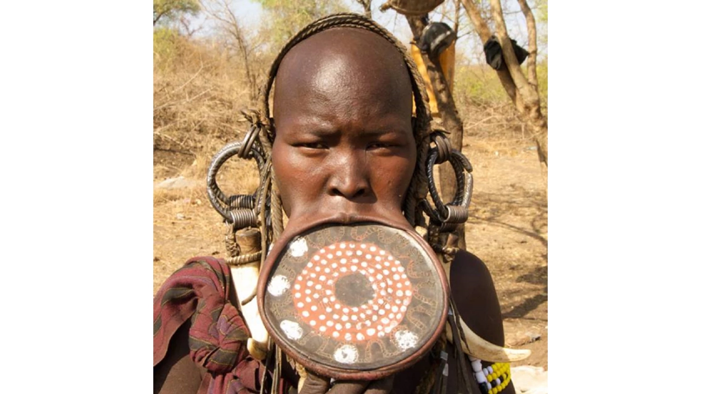 การเจาะริมฝีปากใส่จานดินเผาของเผ่ามูร์ซี 