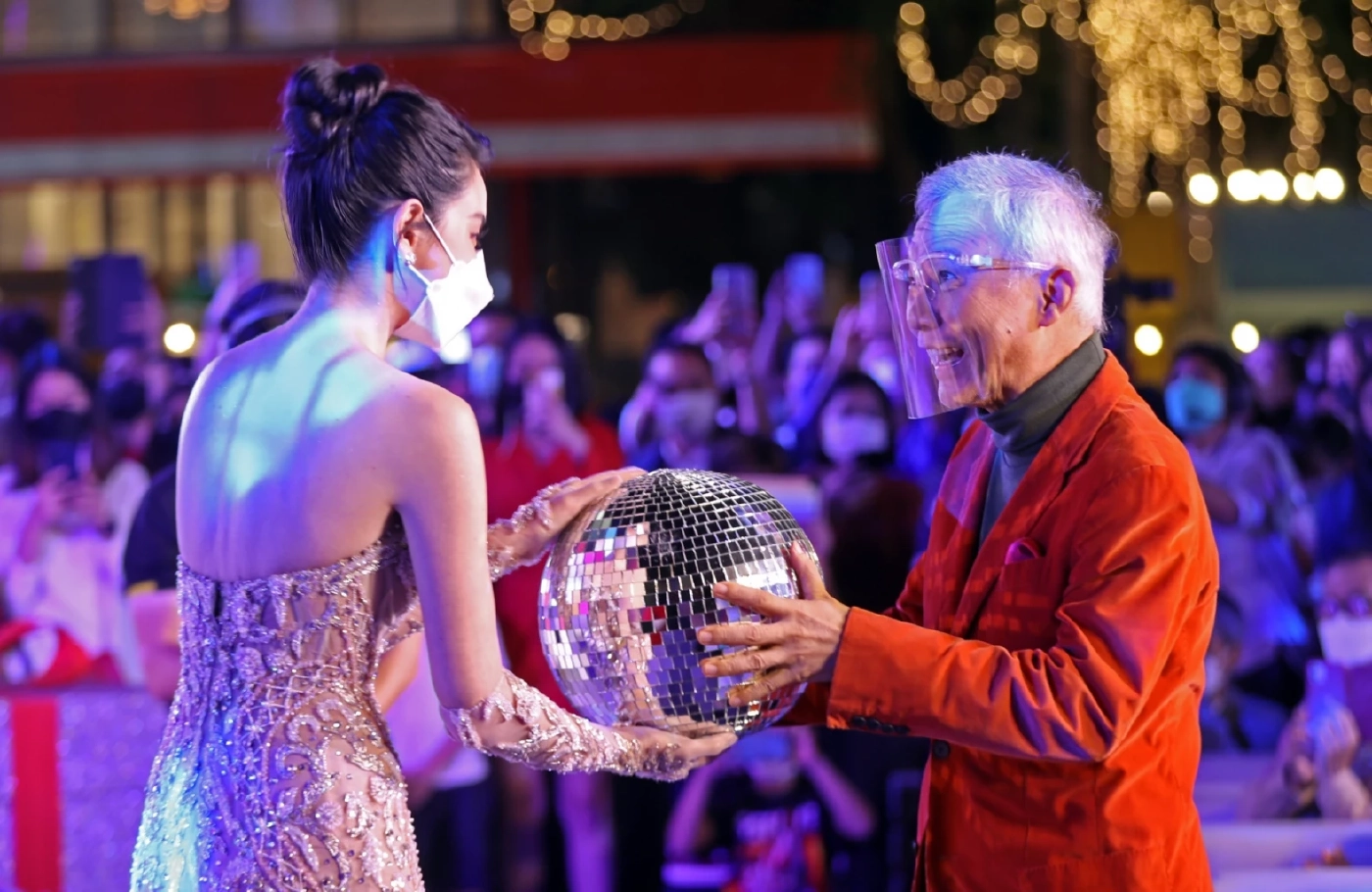 “สุวัจน์”กระตุ้นเศรษฐกิจ เปิดไฟสวนคริสต์มาส รับเปิดเมืองหัวหิน