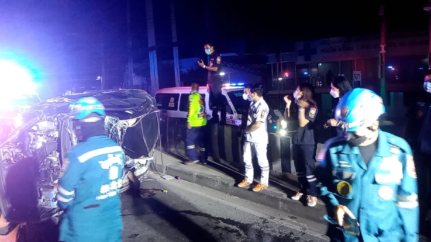 สลด! รถเก๋งซิ่งลงอุโมงค์เสียหลักชน "จยย.-กระบะ" ตาย 1 ราย