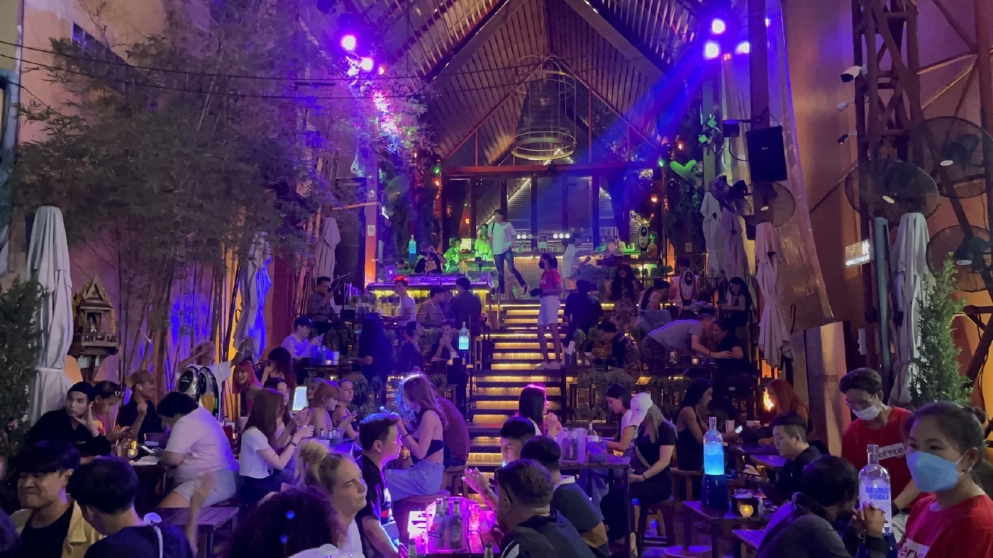 ถ.ข้าวสารกลับมาคึกคัก รับดื่มแอลกอฮอล์ถึง 5 ทุ่มวันแรก