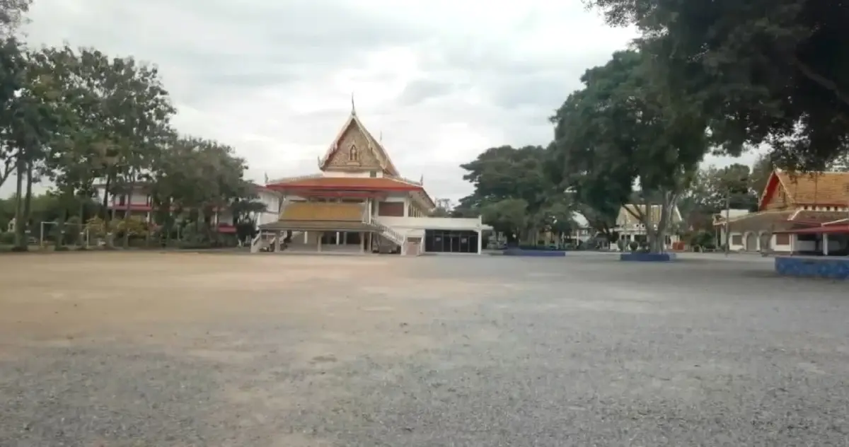 ชาวบ้านสุดทน นำภาพเจ้าอาวาสวัดมั่วสีการ้องสำนักพุทธ