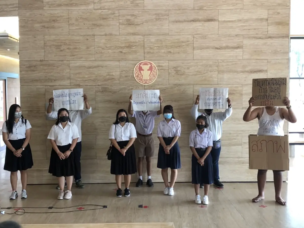 กลุ่มเยาวชนบุกสภาฯค้านทำกาสิโน-พนันออนไลน์ถูกกฎหมาย