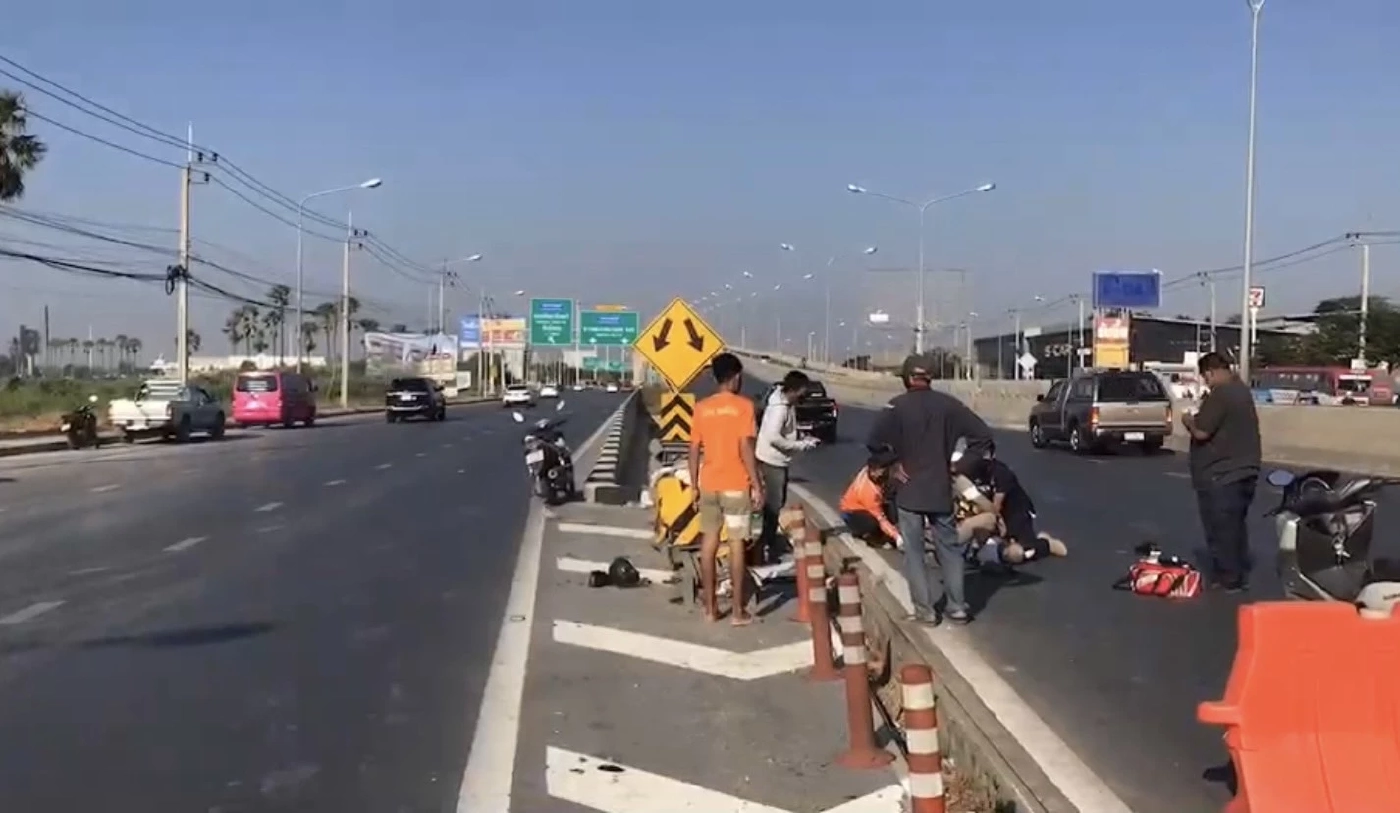 พ่อค้าลอตเตอรี่พิการซิ่งรถสามล้อคู่ใจชนแบริเออร์ดับ