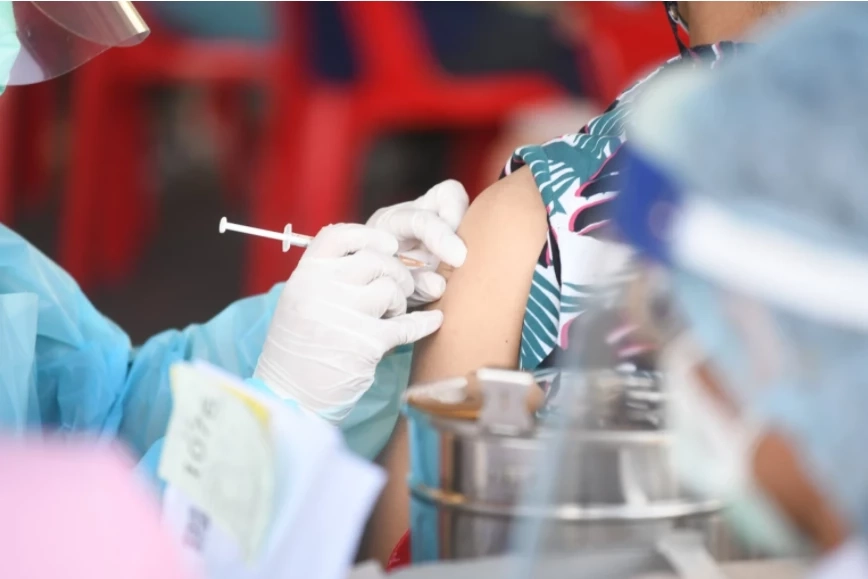 ปลัด สธ. ยอมรับฉีดวัคซีนโควิด-19 ไม่ได้ตามเป้า 100 ล้านโดส ในวันที่ 5 ธ.ค.