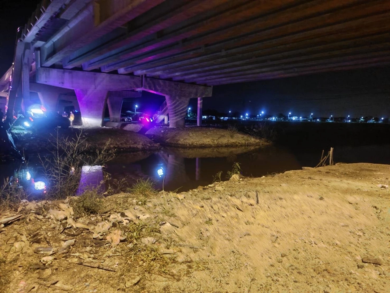 สาวขับป้ายแดงเข้าทางกลับรถ คิดว่าทางตรงพุ่งลงคลองดับ