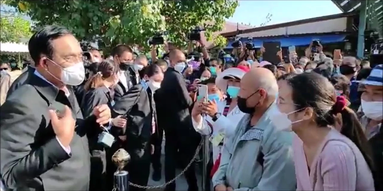 โดนแล้ว! น้องหญิงสาวอุดร ตะโกนบอกให้นายกฯลุงตู่เกษียณ ถูกเรียกทำประวัติ