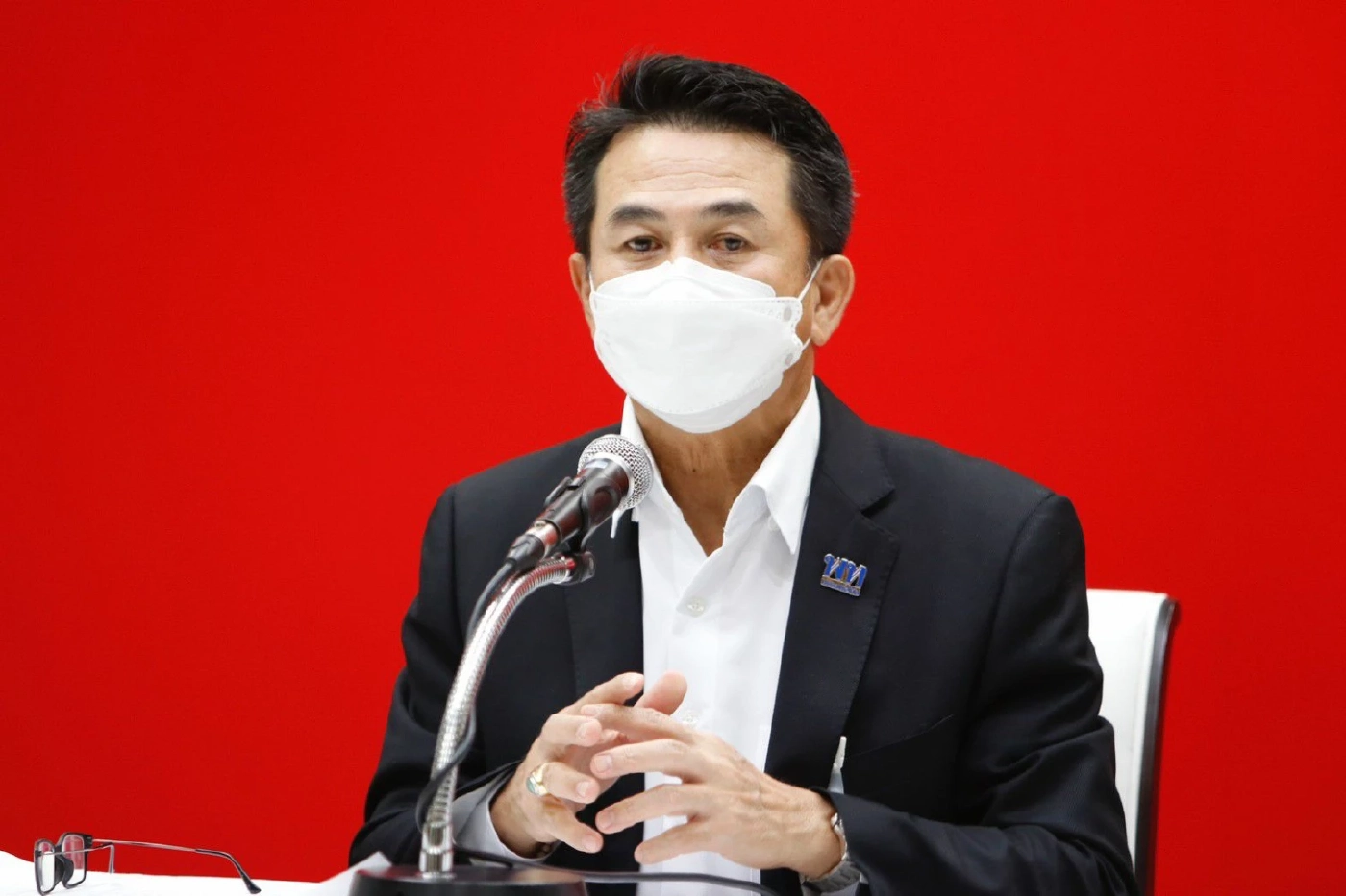 นพ.ชลน่าน ศรีแก้ว ส.ส.น่าน และหัวหน้าพรรคเพื่อไทย (พท.) 