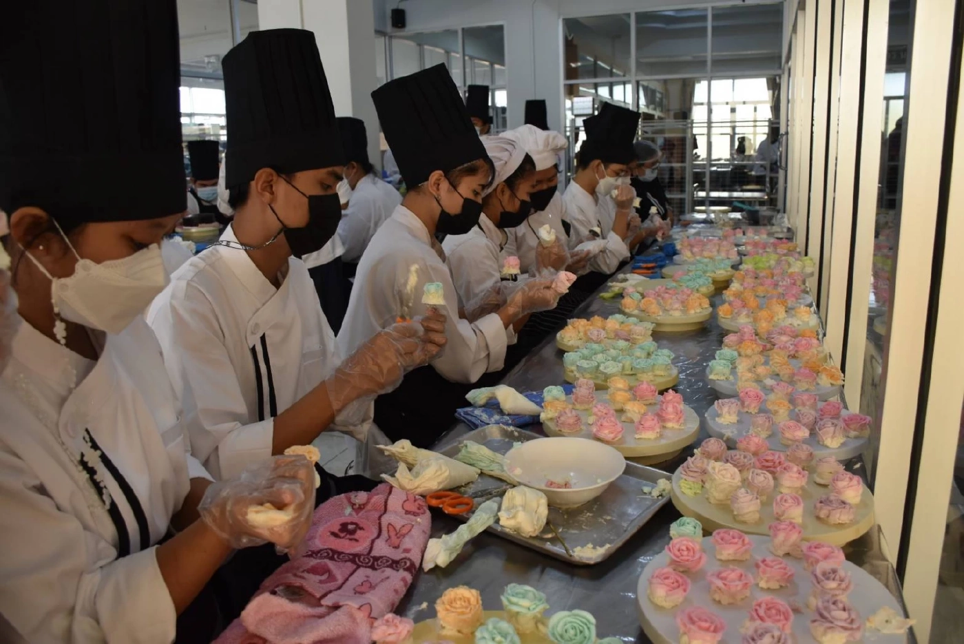 ฮือฮา ! นักศึกษาอุตรดิตถ์ ผุดไอเดียทำ “เค้กหน้าลุงตู่" ขายสู้โควิด