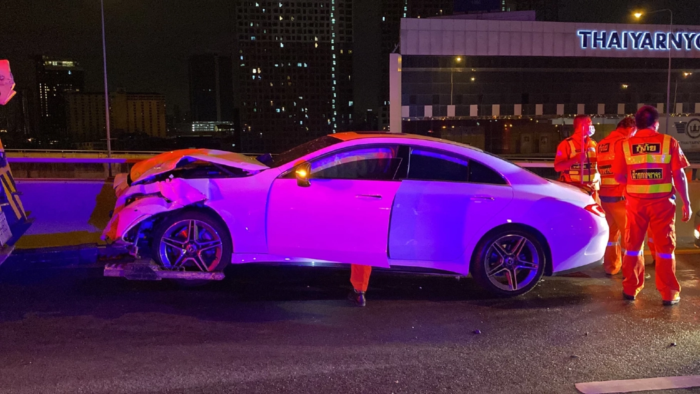 เบนซ์หรูป้ายแดงซิ่งชนท้ายรถเก๋ง ดับ 3 ราย