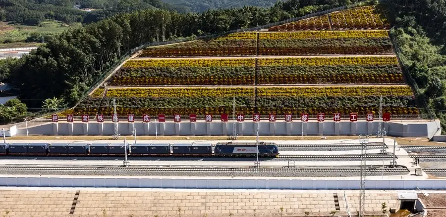 รถไฟสินค้าขบวนแรก “ทางรถไฟจีน-ลาว”  ถึงพรมแดนลาวแล้ว