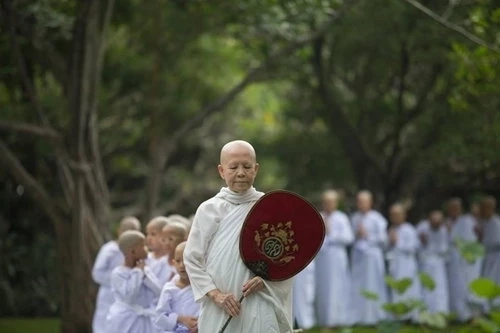 "แม่ชีศันสนีย์" อดีตนางงามที่อุทิศตนให้พระพุทธศาสนา