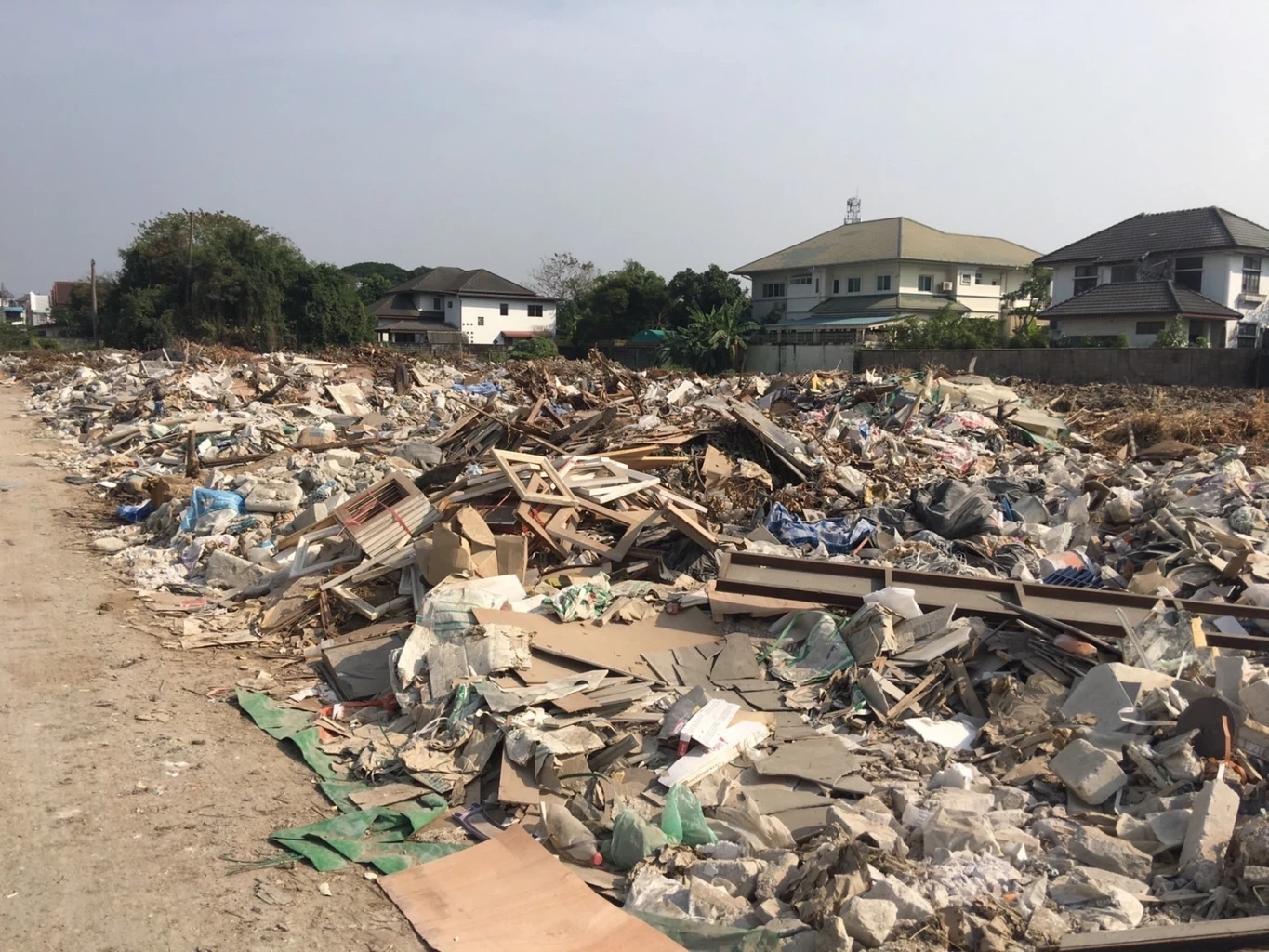 ตำรวจปทส. รวบผู้รับเหมาหัวใส กิน 2 เด้ง ค่าถมดินและทิ้งขยะ โครงการบ้านจัดสรร