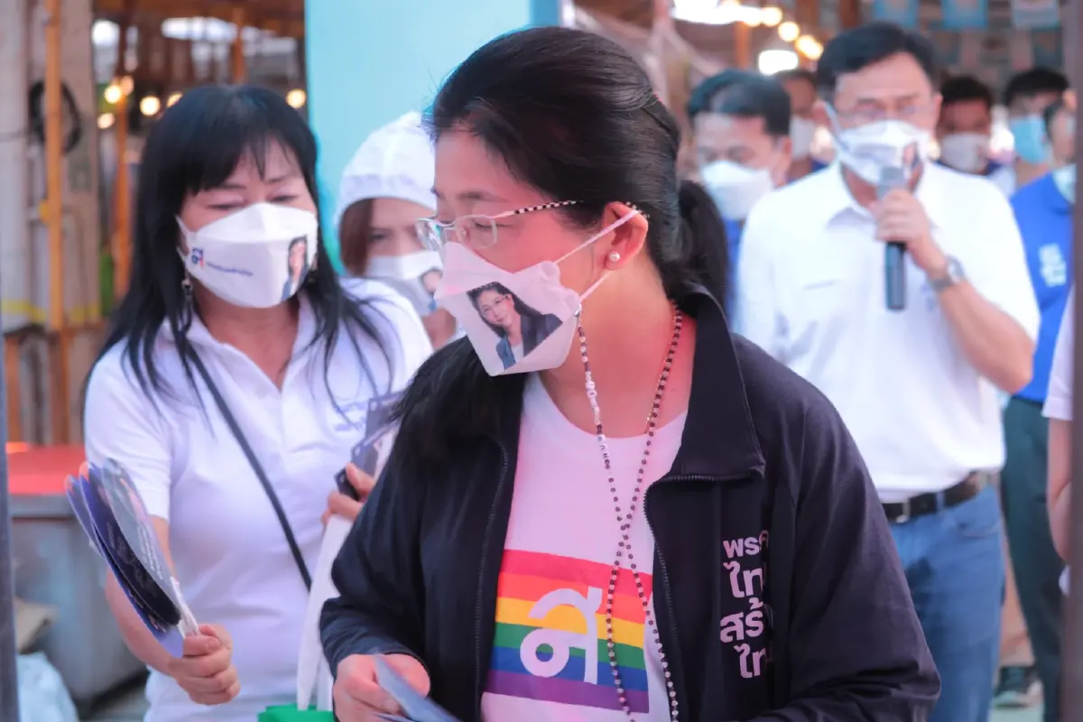 หญิงหน่อยนำคาราวานสร้างไทย ชูนโยบายกองทุนคนตัวเล็กซื้อใจแม่ค้า