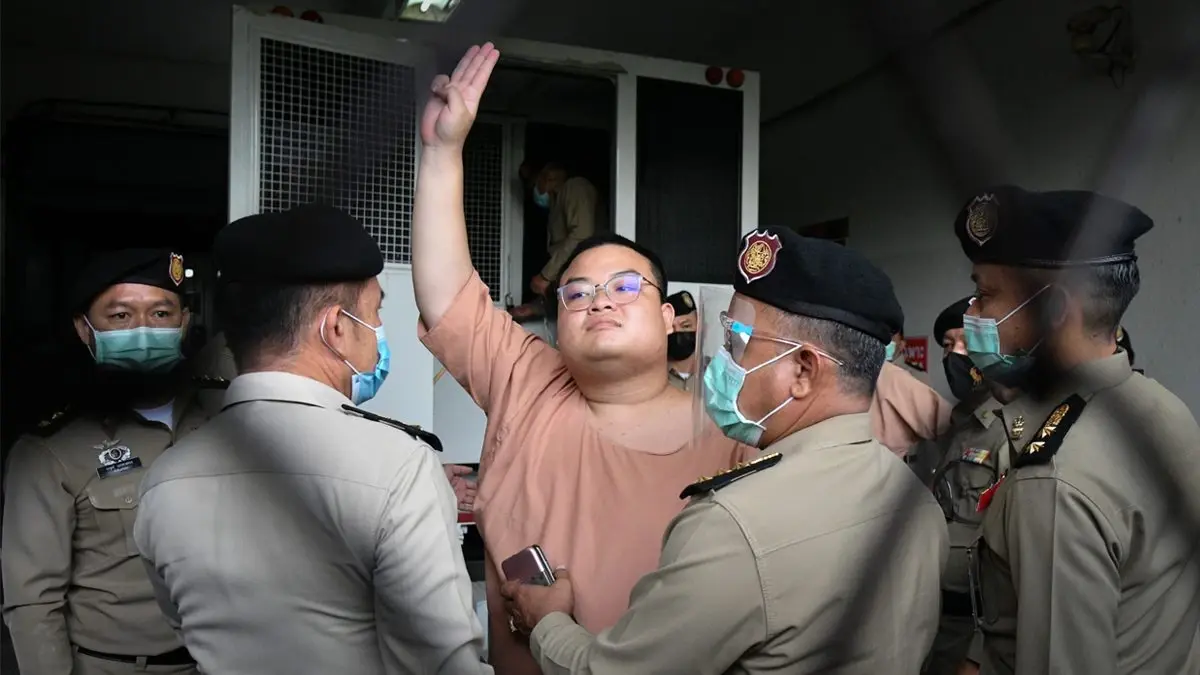 นายพริษฐ์ ชิวารักษ์ หรือ เพนกวิน