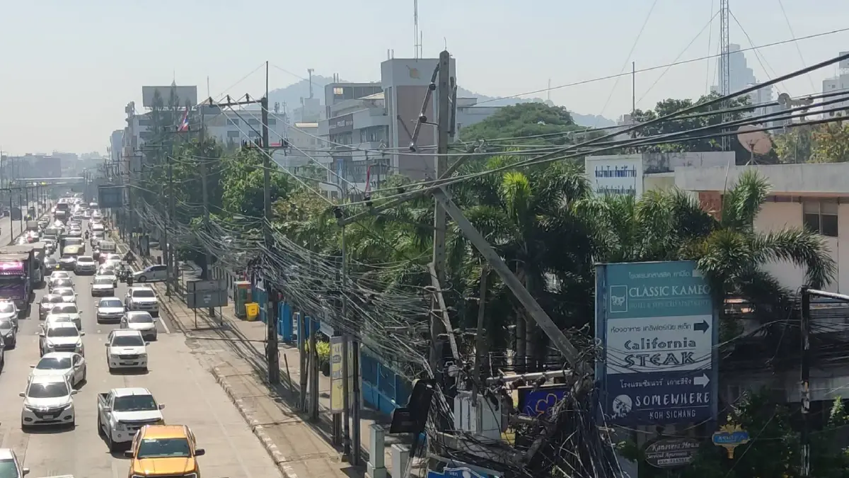 รถบรรทุก 6 ล้อ เกี่ยวสายสื่อสารดึงเสาไฟฟ้าล้มระเนระนาด 5 ต้น