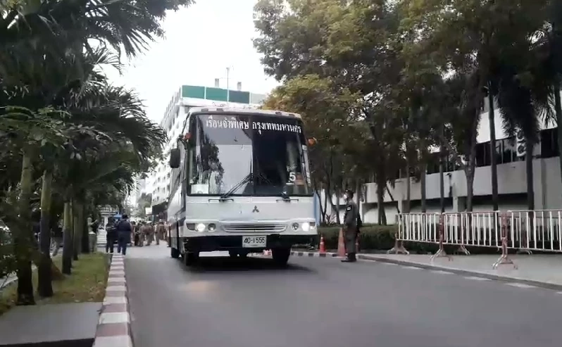 ศาลนัดสืบพยานคดีปักหมุดสนามหลวง ทนายจ่อขอประกัน ไมค์-อานนท์-เพนกวิน-ไผ่