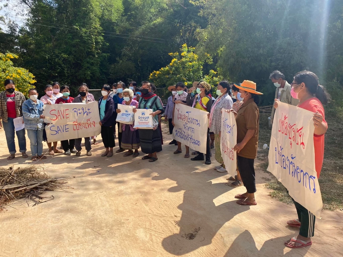 กลุ่มอนุรักษ์ลำน้ำเซบายเผาพริกเผาเกลือสาปแช่งโรงงานน้ำตาล