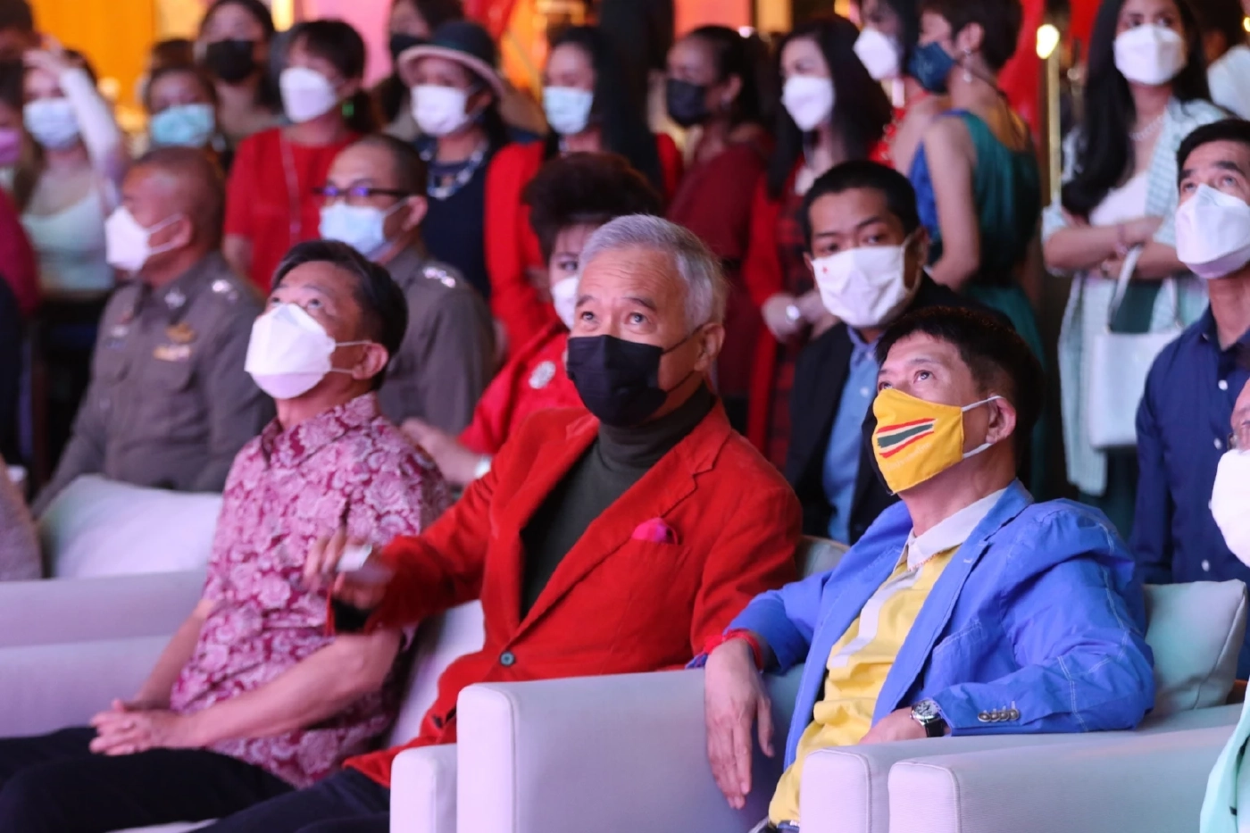 “สุวัจน์”กระตุ้นเศรษฐกิจ เปิดไฟสวนคริสต์มาส รับเปิดเมืองหัวหิน