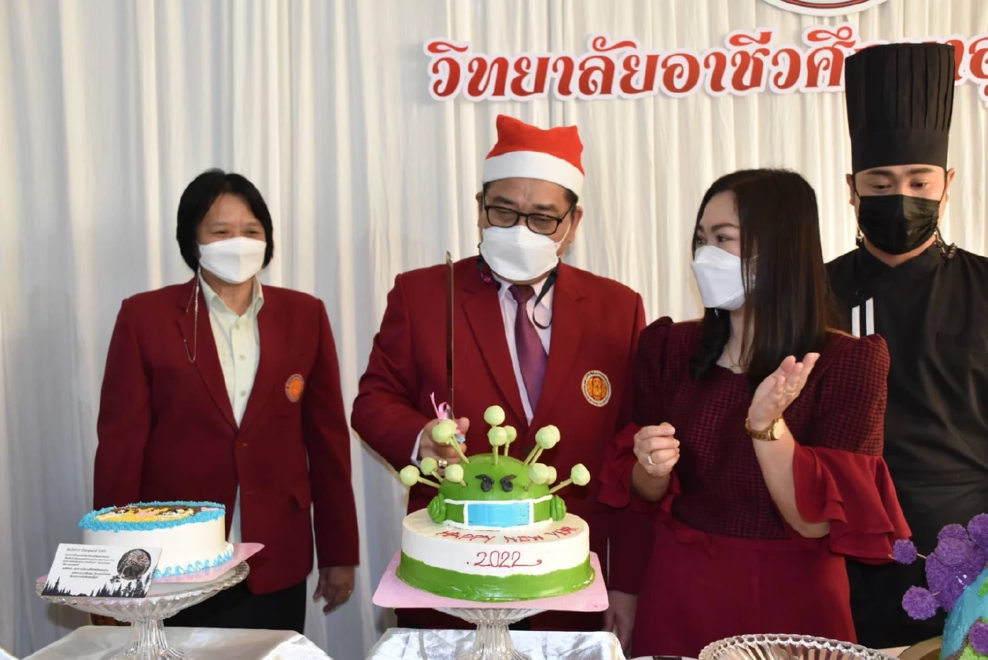 ฮือฮา ! นักศึกษาอุตรดิตถ์ ผุดไอเดียทำ “เค้กหน้าลุงตู่" ขายสู้โควิด