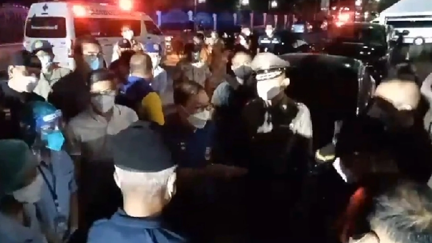 ผู้ว่าฯหารือก่อนเข้าเจรจา (คนกลางเสื้อสีน้ำเงิน)